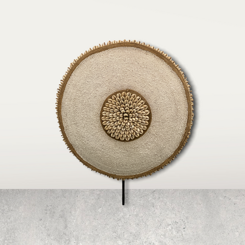 Kamerun-Schild, rund, weiß mit Muscheln