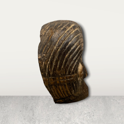 Kleine afrikanische Maske auf Ständer