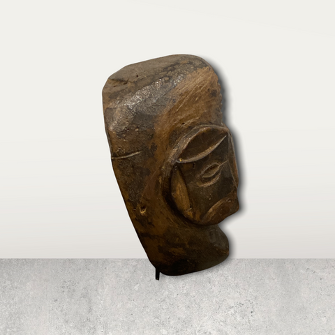 Kleine afrikanische Maske auf Ständer