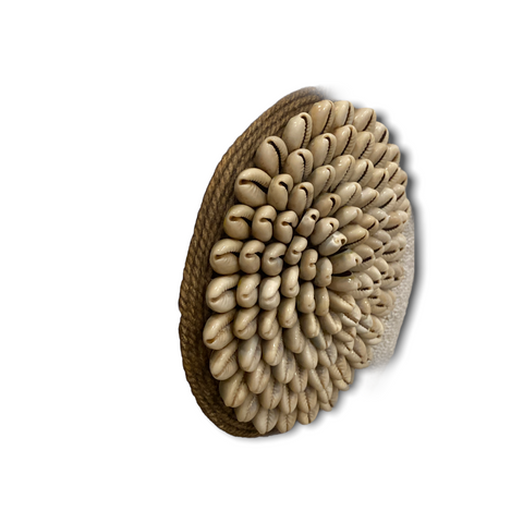 Kamerun-Schild, rund, weiß mit Muscheln