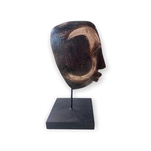 Small African masks on stands cw1