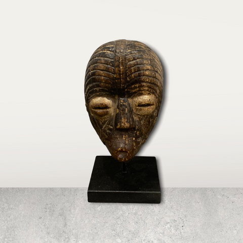 Kleine afrikanische Maske auf Ständer