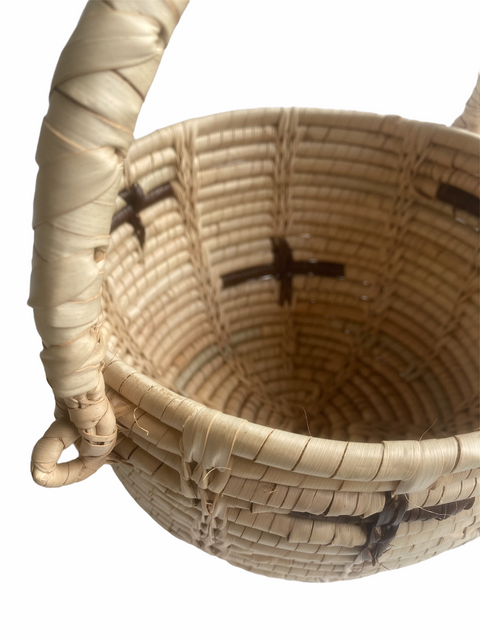 Handgeflochtener Korb aus Bananenschalen