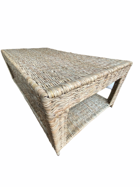 Table en feuilles de palmier tressées à la main - Mozambique
