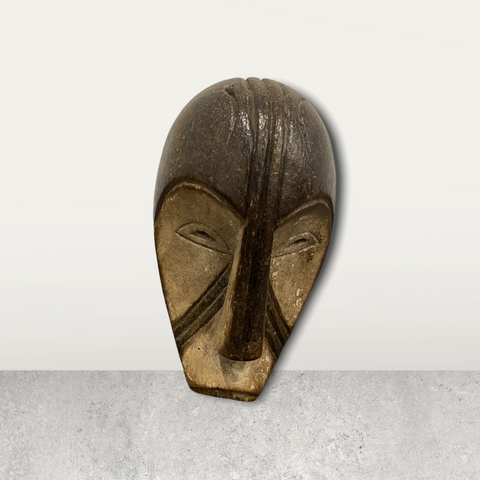 Kleine afrikanische Maske auf Ständer