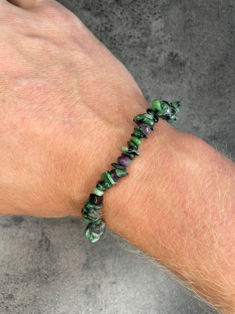Rubin-Zoisit - Armband aus Kristallchips