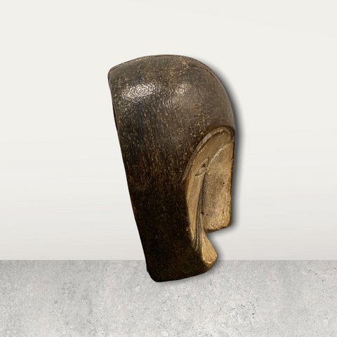 Kleine afrikanische Maske auf Ständer
