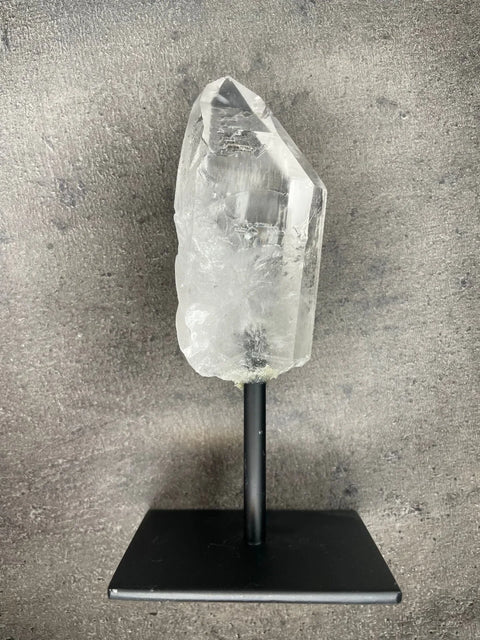 Klarquarz – raue Spitze auf Ständer