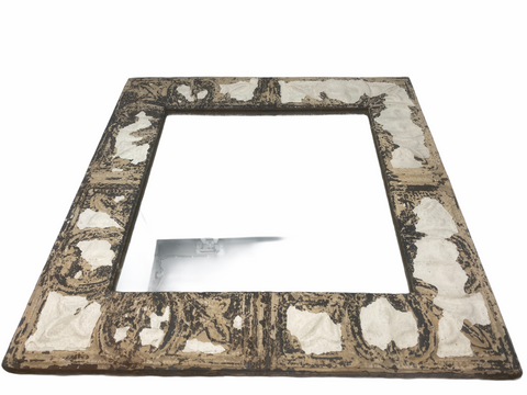 Spiegel aus gepresstem Zinn an der Decke