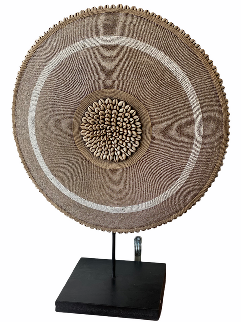 Kamerunischer Perlenschild – L – 55 cm – Gold &amp; Weiß
