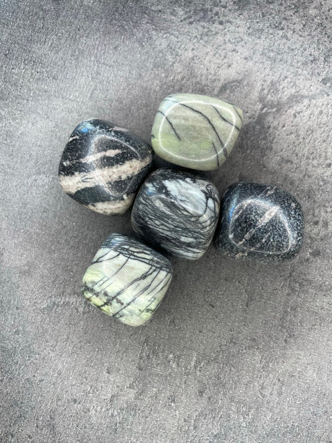 Spinnennetz Jaspis - Trommelstein