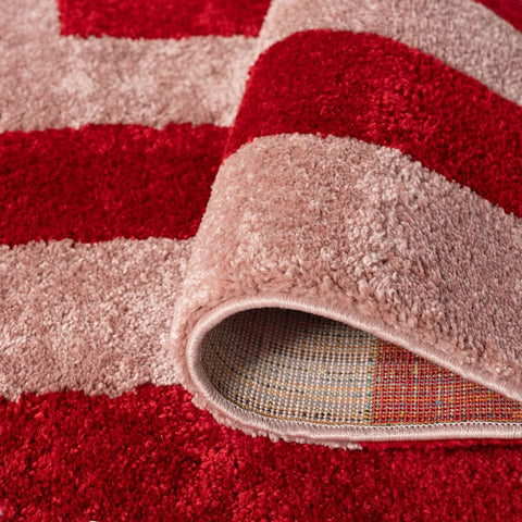 Joli tapis géométrique rouge et rose