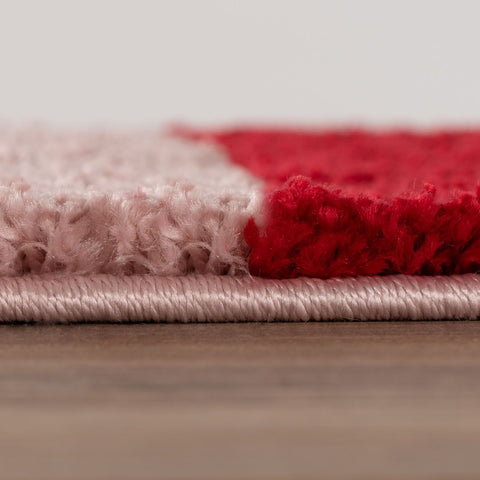 Joli tapis géométrique rouge et rose