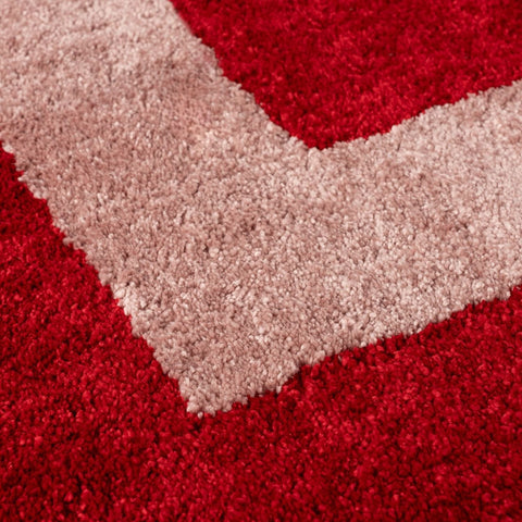 Joli tapis géométrique rouge et rose