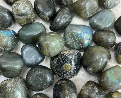 Labradorite Tumblestone – Protection, Intuition & Aura‑Shielding Crystal