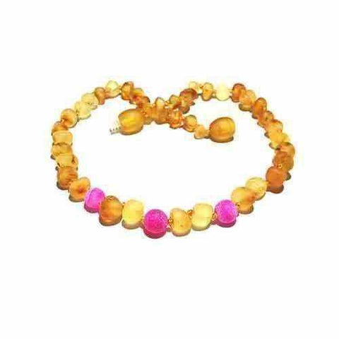 Mädchen nähren rohen, unpolierten Honig, rosa Achat, baltische Bernsteinperlenkette