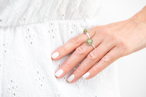 Bague solitaire ESSENTIALS en ambre vert