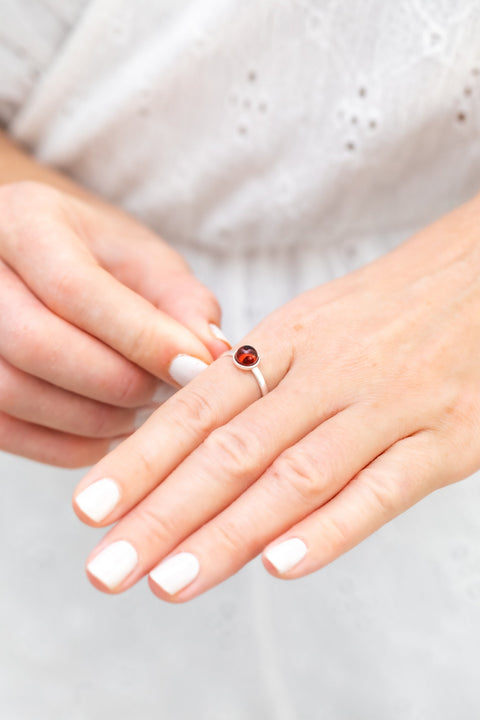 Bague empilable ESSENTIALS mini cerise rouge ambre