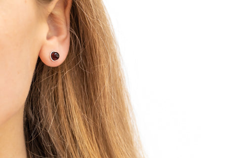 ESSENTIALS Mini-Ohrstecker mit kirschrotem Bernstein
