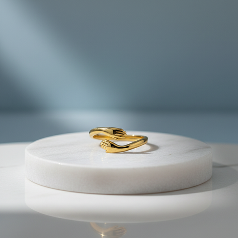 Ameya Verstellbarer „Hug Ring“ aus 18 Karat vergoldetem Sterlingsilber – Zeitloser Schmuck