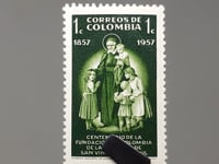 1957 1 Colombian centavo Céntimo Colombia Stamp St. Vincent de Paul with children
