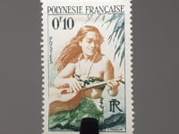Französisch-Polynesien-Briefmarke 1958, 0,1 CFP-Franc, Gitarrenspieler