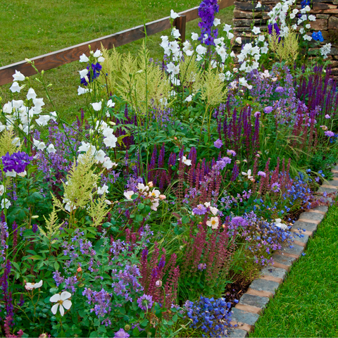 Fertige Beetumrandung für den Cottage-Garten