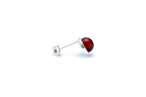 ESSENTIALS Mini-Ohrstecker mit kirschrotem Bernstein