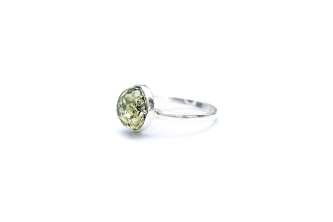 Bague solitaire ESSENTIALS en ambre vert