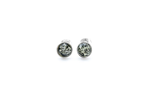 ESSENTIALS Mini-Ohrstecker aus grünem Bernstein