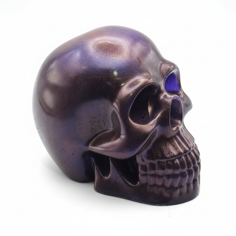 Dark Chameleon Resin Skull — Colour-Shifting Gothic Décor