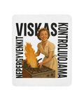 Viskas Kontroliuojama sherpa blanket with full Lithuanian lettering, smiling retro cook and flaming pan illustration