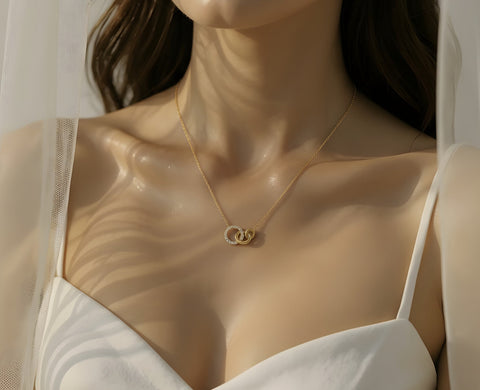 Collier Ameya Cercles Entrelacés, plaqué or 18 carats avec accents de cristal, chaîne fine